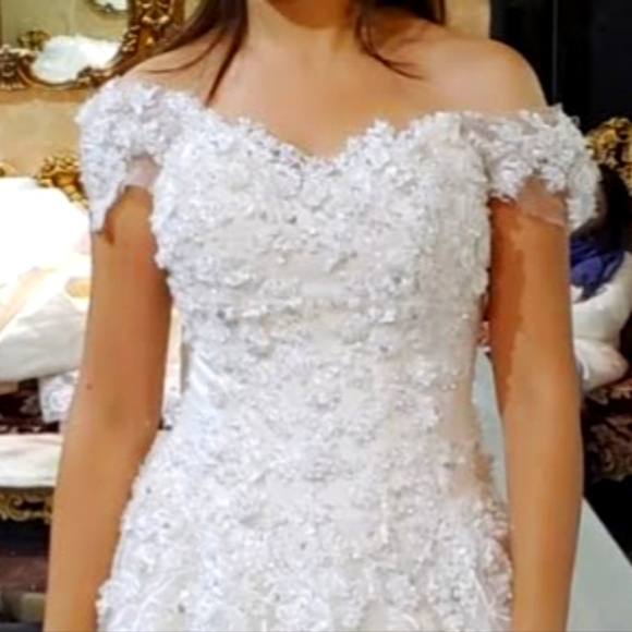 Wedding dress - Picture 2 of 5